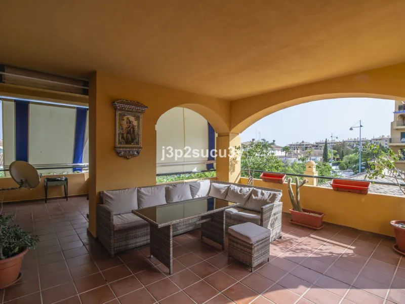 San Pedro de Alcántara: 'Los Almendros', a gated complex that combines elegance, security and quality of life.
