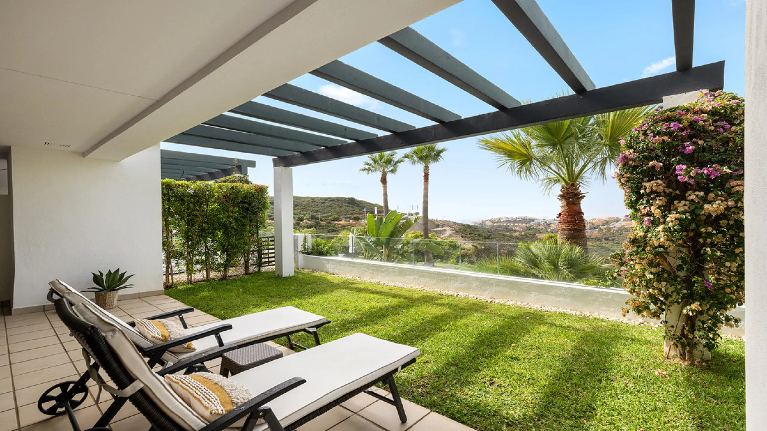 Diese elegante Erdgeschosswohnung liegt in der exklusiven Wohnanlage Terrazas de Cortesin, mitten im weltbekannten Finca Cortesin Golf Resort in Casares. Bekannt für seinen Meisterschaftsgolfplatz (Austragungsort des Solheim Cups 2023)