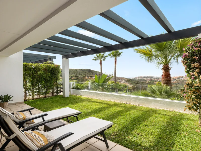 Diese elegante Erdgeschosswohnung liegt in der exklusiven Wohnanlage Terrazas de Cortesin, mitten im weltbekannten Finca Cortesin Golf Resort in Casares. Bekannt für seinen Meisterschaftsgolfplatz (Austragungsort des Solheim Cups 2023)