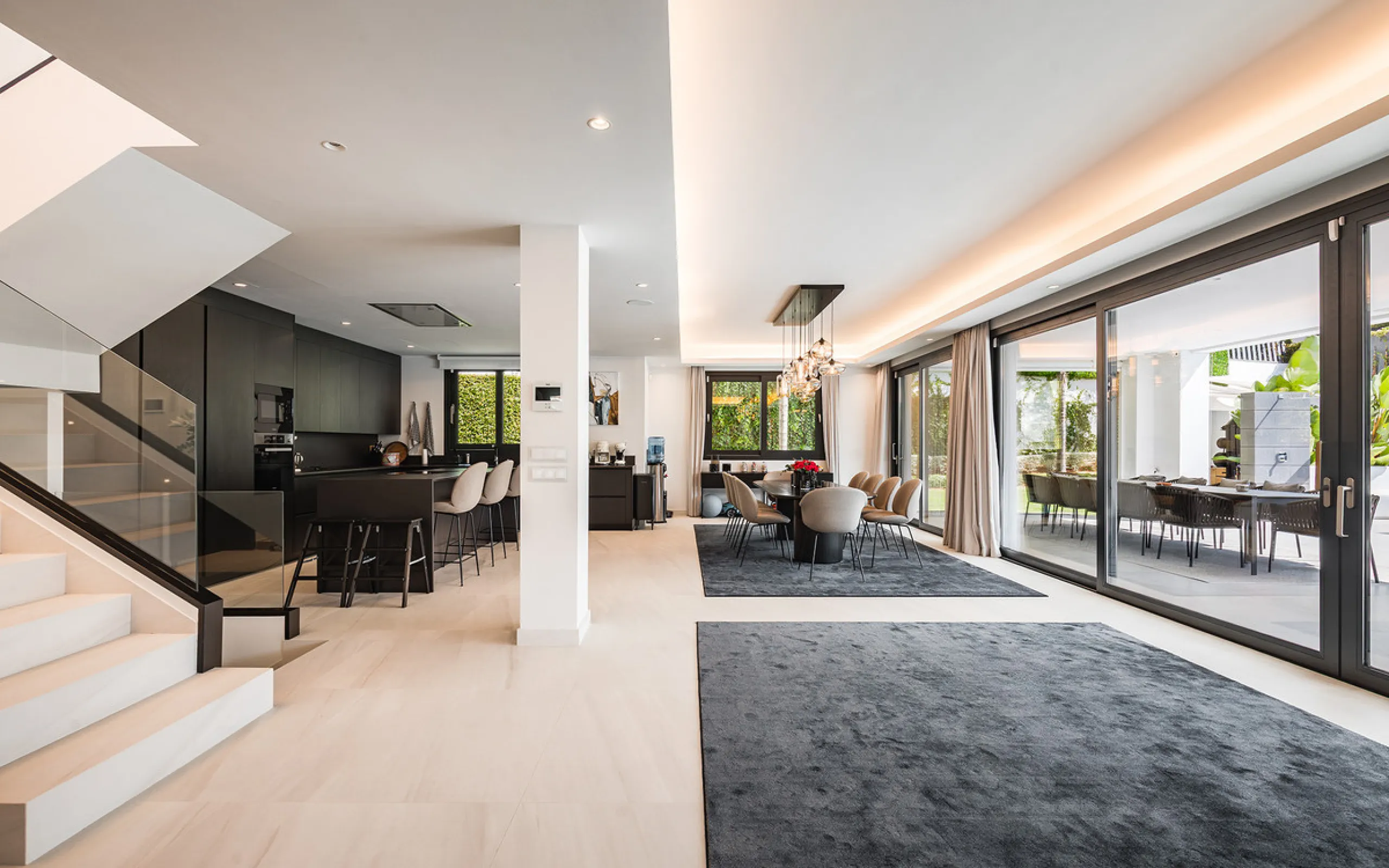 House - Detached Villa в продаже в Marbella, Málaga. В доме 7 спален и 6 ванных комнат. Площадь дома 913 м². Площадь участка 1070 м²
