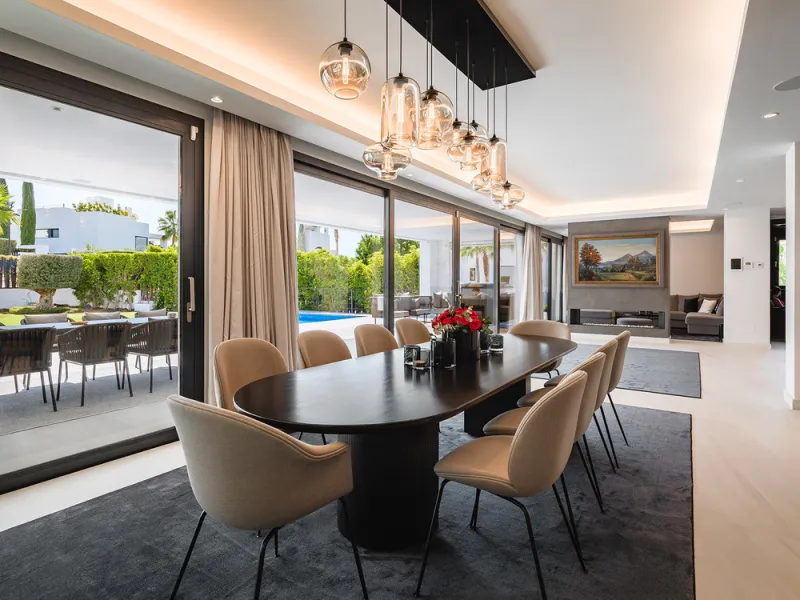 House - Detached Villa в продаже в Marbella, Málaga. В доме 7 спален и 6 ванных комнат. Площадь дома 913 м². Площадь участка 1070 м²