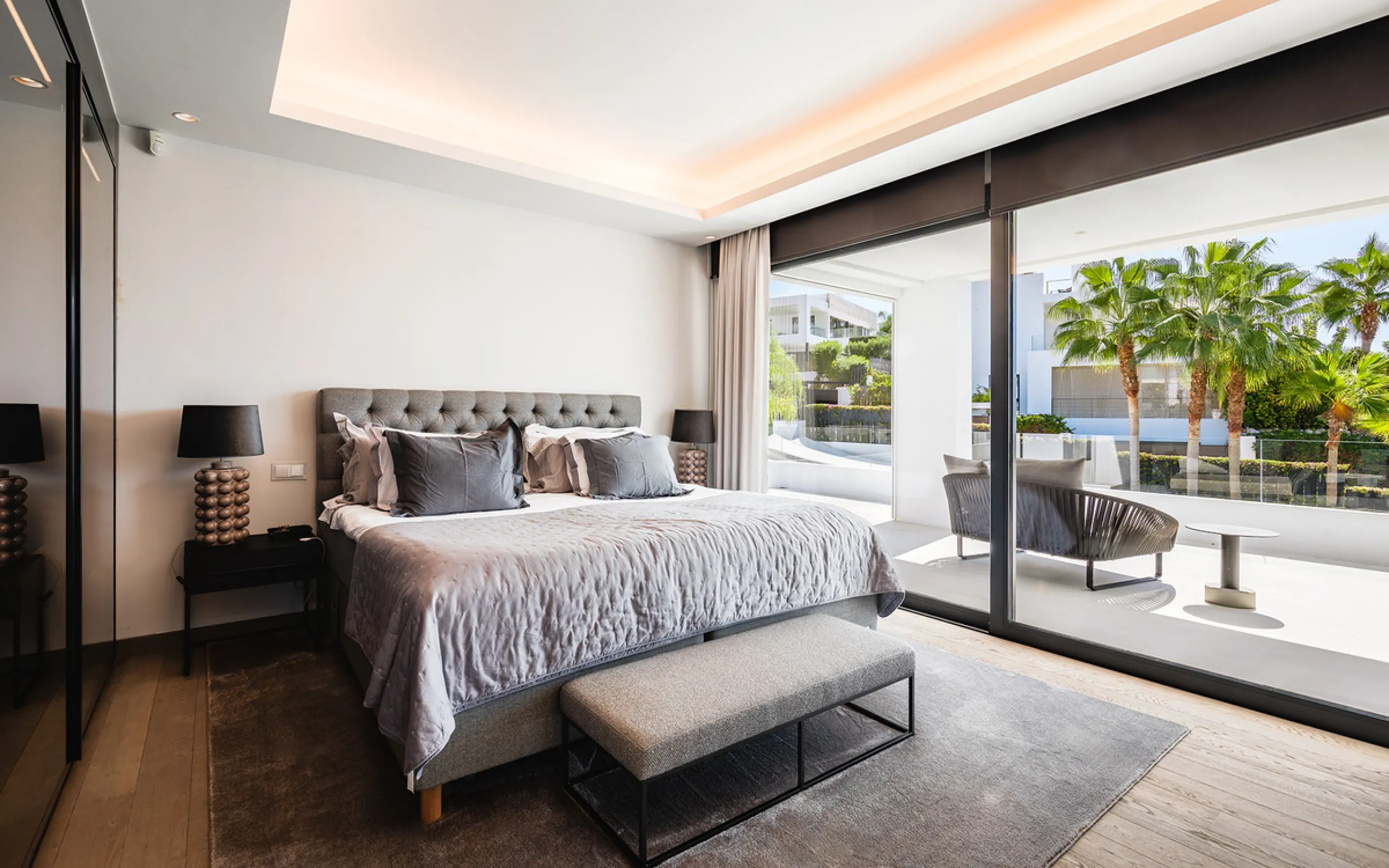 House - Detached Villa в продаже в Marbella, Málaga. В доме 7 спален и 6 ванных комнат. Площадь дома 913 м². Площадь участка 1070 м²