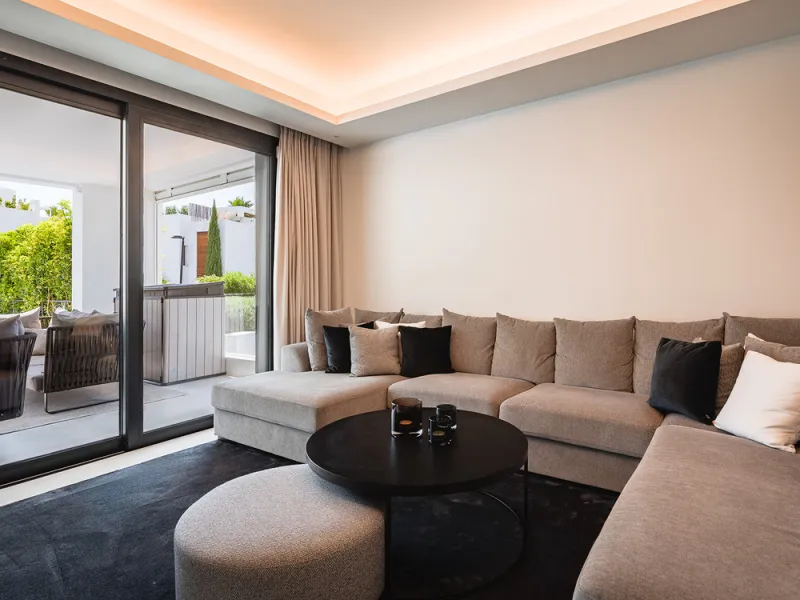 House - Detached Villa в продаже в Marbella, Málaga. В доме 7 спален и 6 ванных комнат. Площадь дома 913 м². Площадь участка 1070 м²