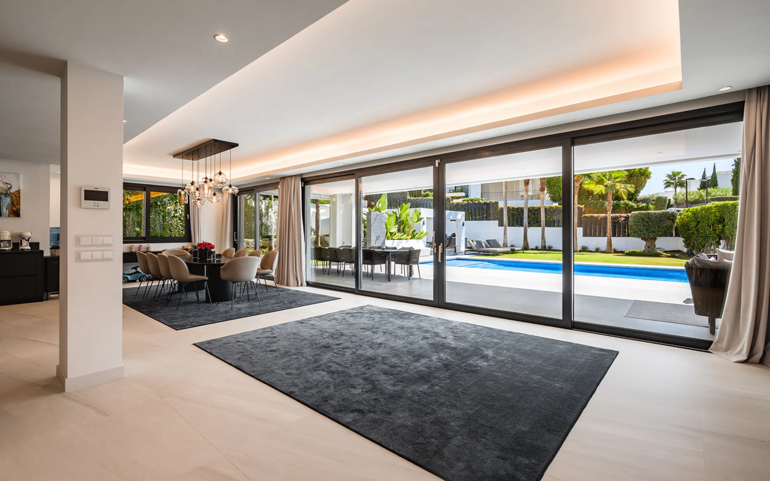 House - Detached Villa в продаже в Marbella, Málaga. В доме 7 спален и 6 ванных комнат. Площадь дома 913 м². Площадь участка 1070 м²