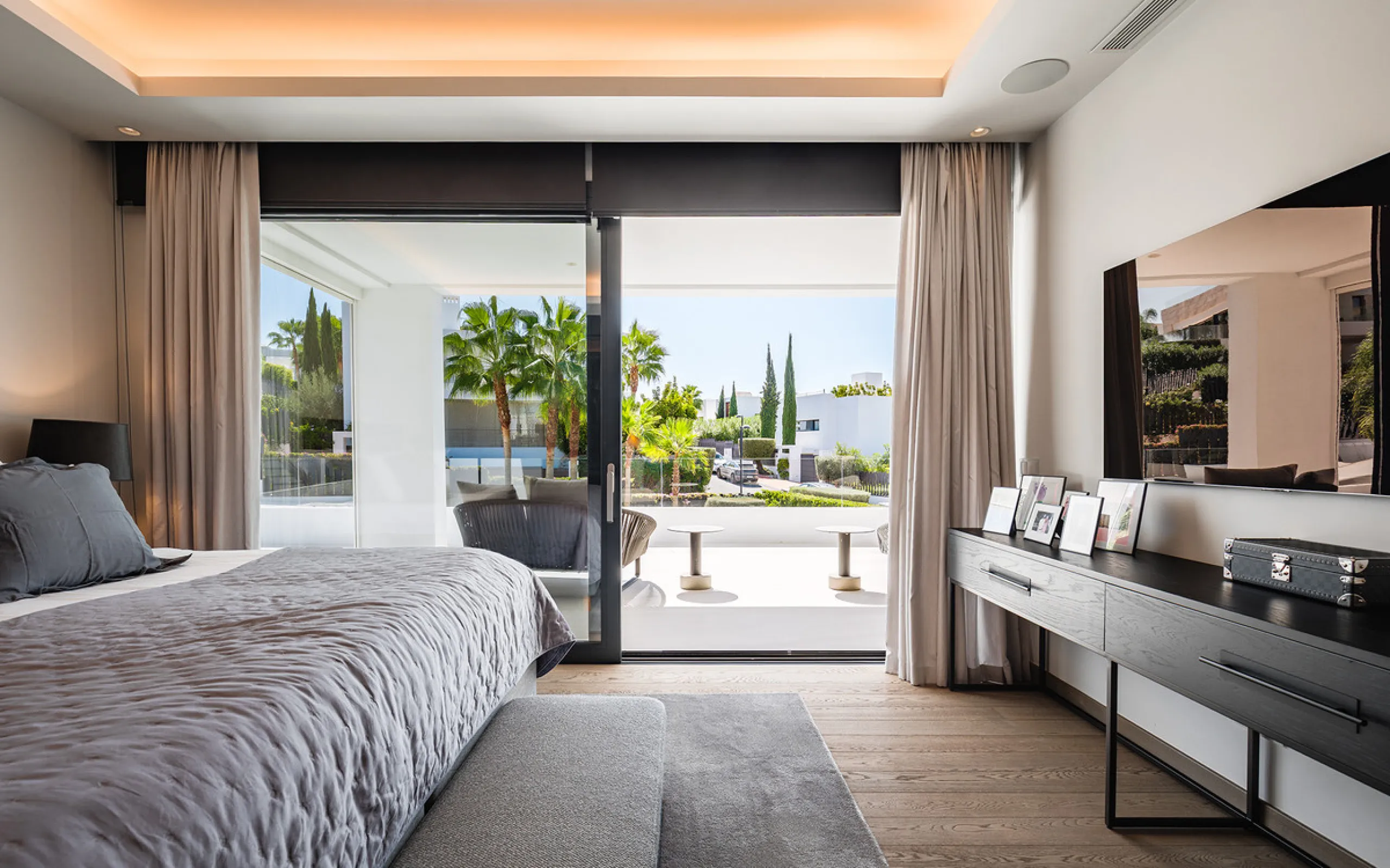 House - Detached Villa в продаже в Marbella, Málaga. В доме 7 спален и 6 ванных комнат. Площадь дома 913 м². Площадь участка 1070 м²
