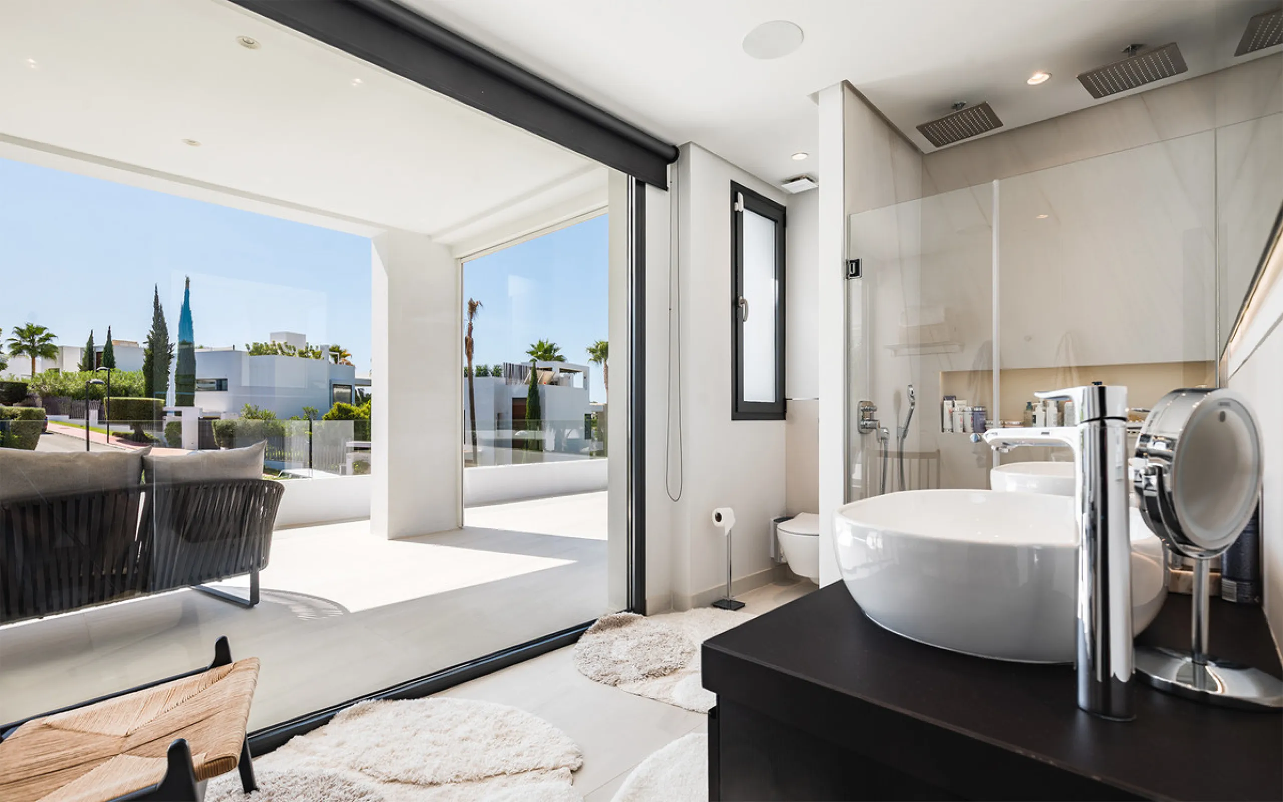 House - Detached Villa в продаже в Marbella, Málaga. В доме 7 спален и 6 ванных комнат. Площадь дома 913 м². Площадь участка 1070 м²