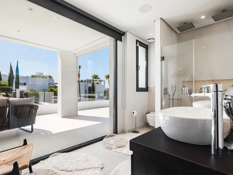 House - Detached Villa в продаже в Marbella, Málaga. В доме 7 спален и 6 ванных комнат. Площадь дома 913 м². Площадь участка 1070 м²
