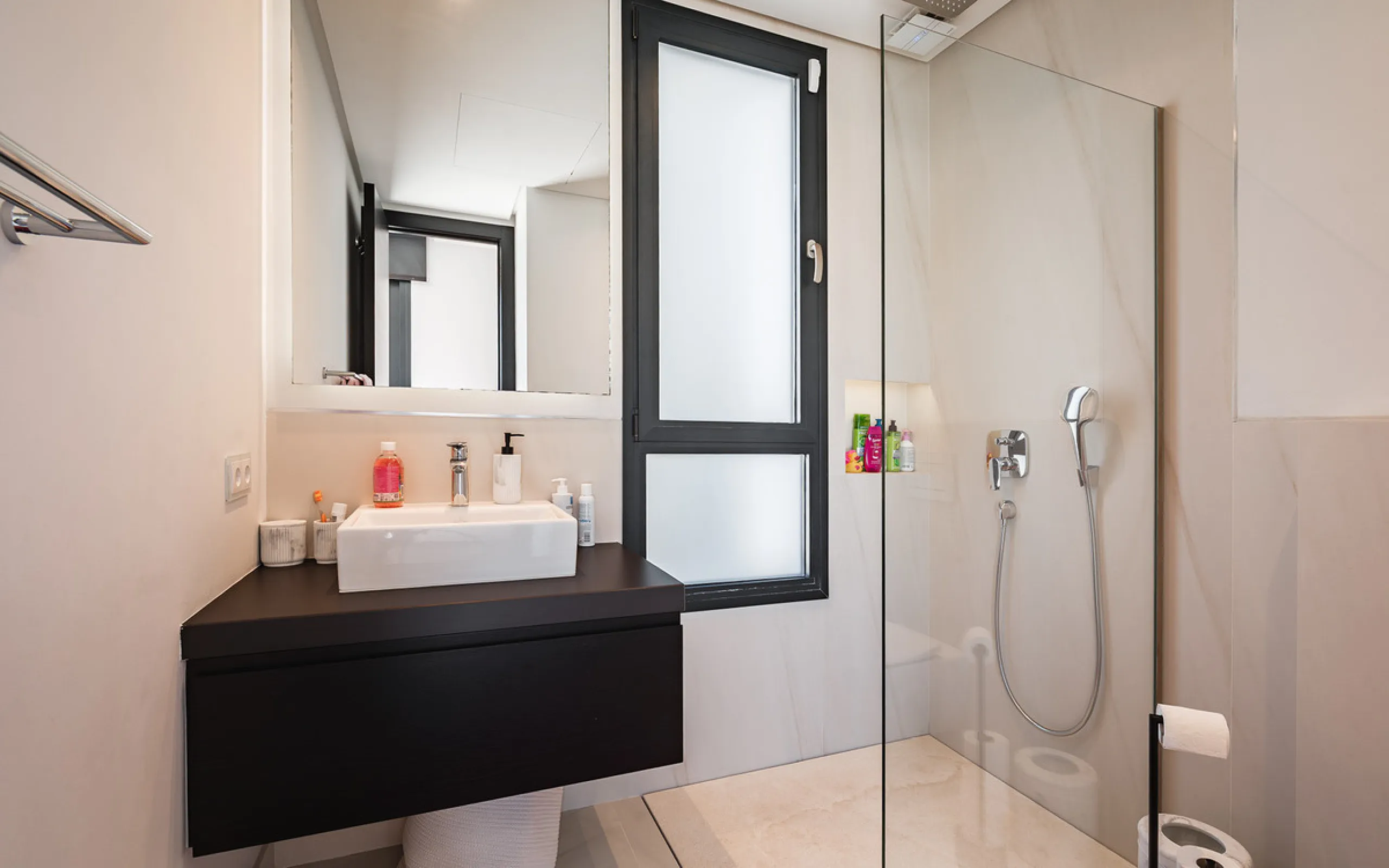 House - Detached Villa в продаже в Marbella, Málaga. В доме 7 спален и 6 ванных комнат. Площадь дома 913 м². Площадь участка 1070 м²