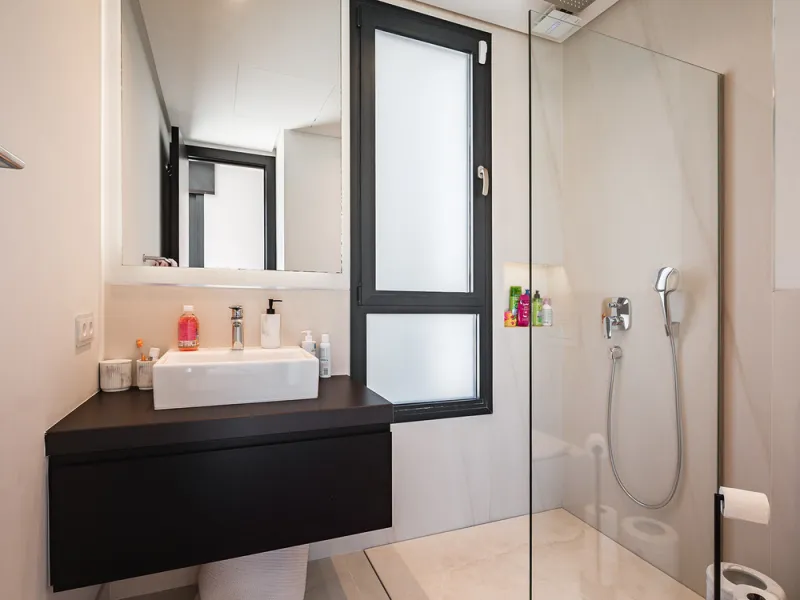 House - Detached Villa в продаже в Marbella, Málaga. В доме 7 спален и 6 ванных комнат. Площадь дома 913 м². Площадь участка 1070 м²