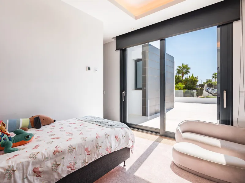 House - Detached Villa в продаже в Marbella, Málaga. В доме 7 спален и 6 ванных комнат. Площадь дома 913 м². Площадь участка 1070 м²