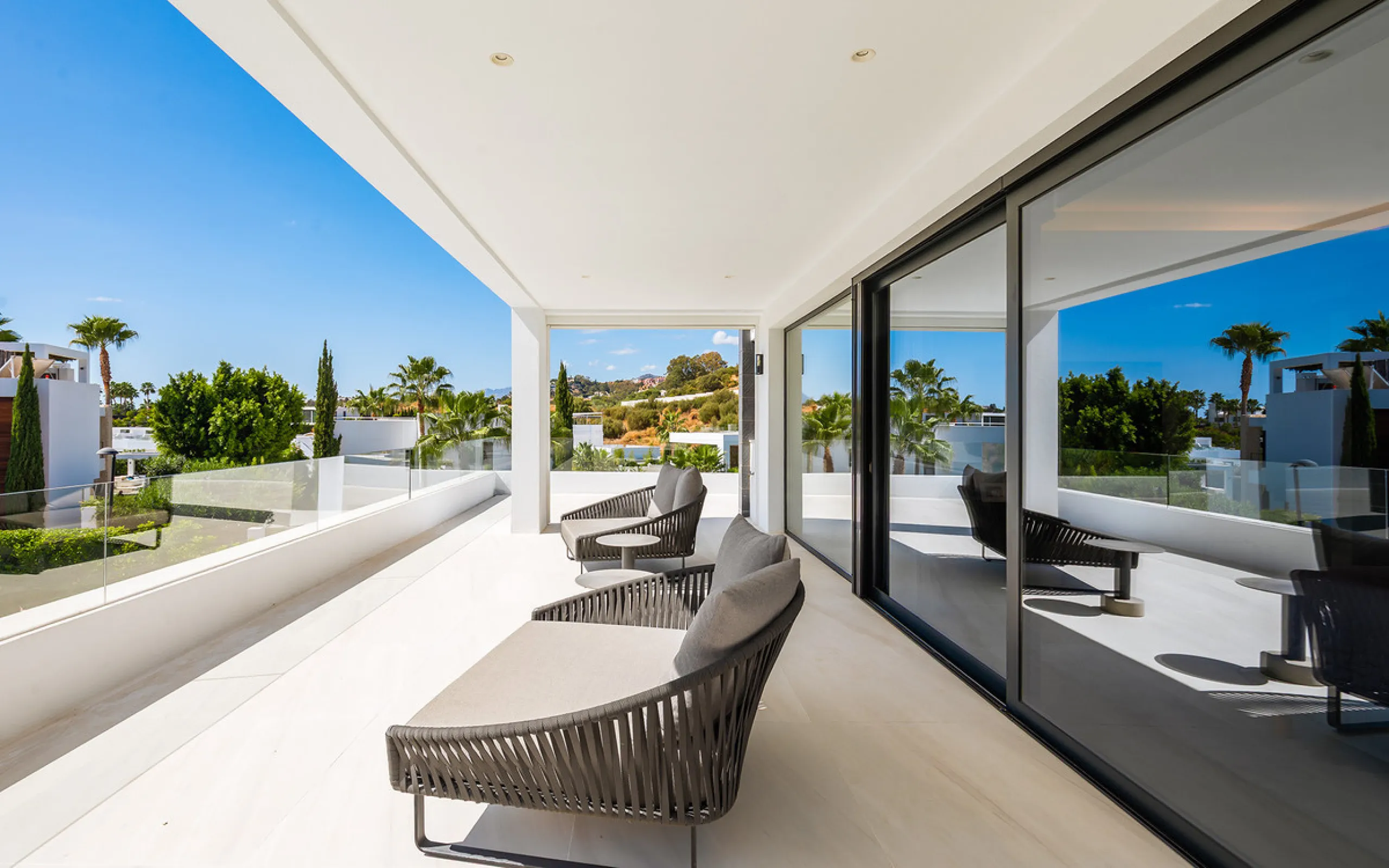 House - Detached Villa в продаже в Marbella, Málaga. В доме 7 спален и 6 ванных комнат. Площадь дома 913 м². Площадь участка 1070 м²