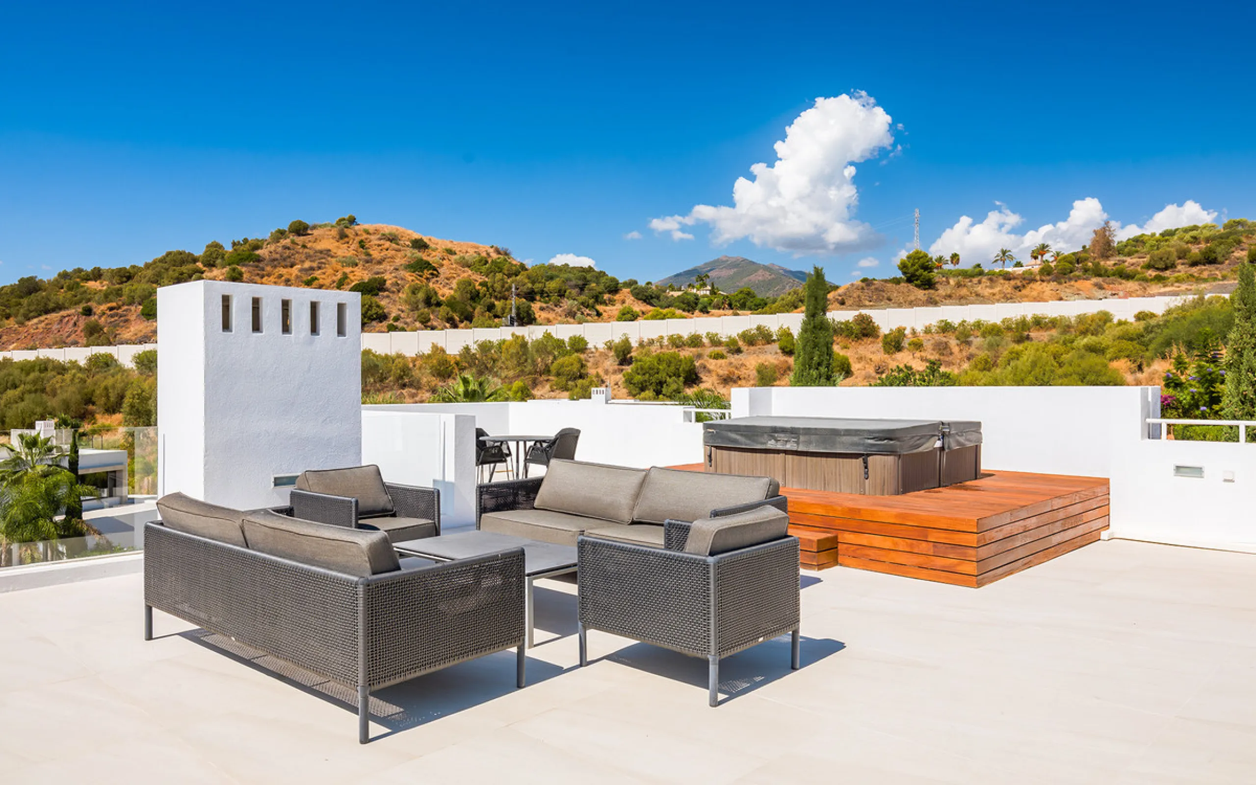 House - Detached Villa в продаже в Marbella, Málaga. В доме 7 спален и 6 ванных комнат. Площадь дома 913 м². Площадь участка 1070 м²
