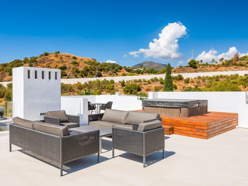 House - Detached Villa в продаже в Marbella, Málaga. В доме 7 спален и 6 ванных комнат. Площадь дома 913 м². Площадь участка 1070 м²