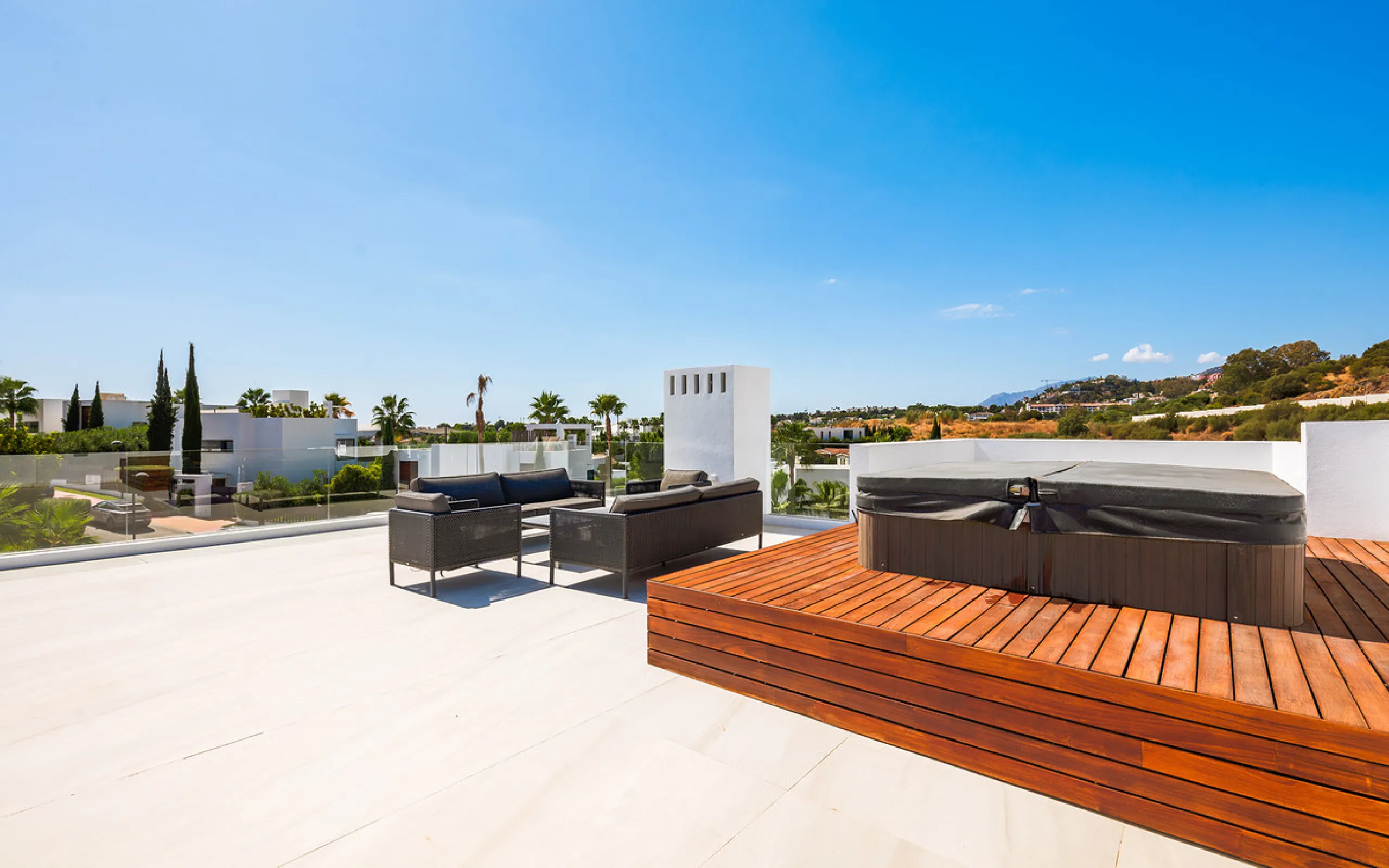 House - Detached Villa в продаже в Marbella, Málaga. В доме 7 спален и 6 ванных комнат. Площадь дома 913 м². Площадь участка 1070 м²