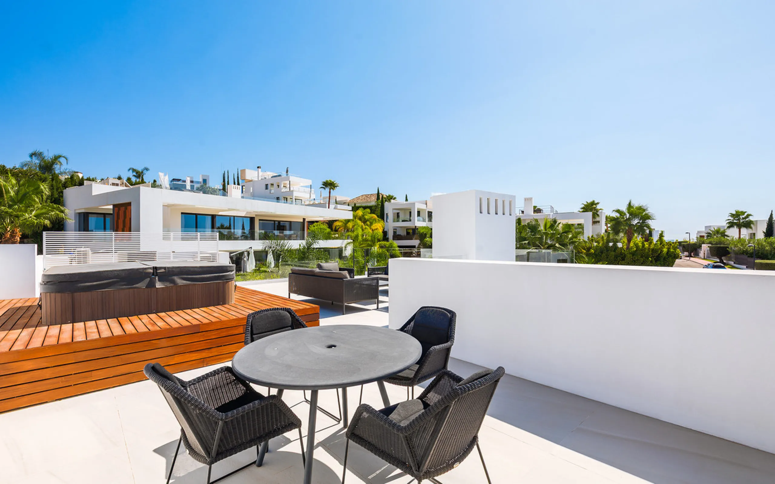House - Detached Villa в продаже в Marbella, Málaga. В доме 7 спален и 6 ванных комнат. Площадь дома 913 м². Площадь участка 1070 м²