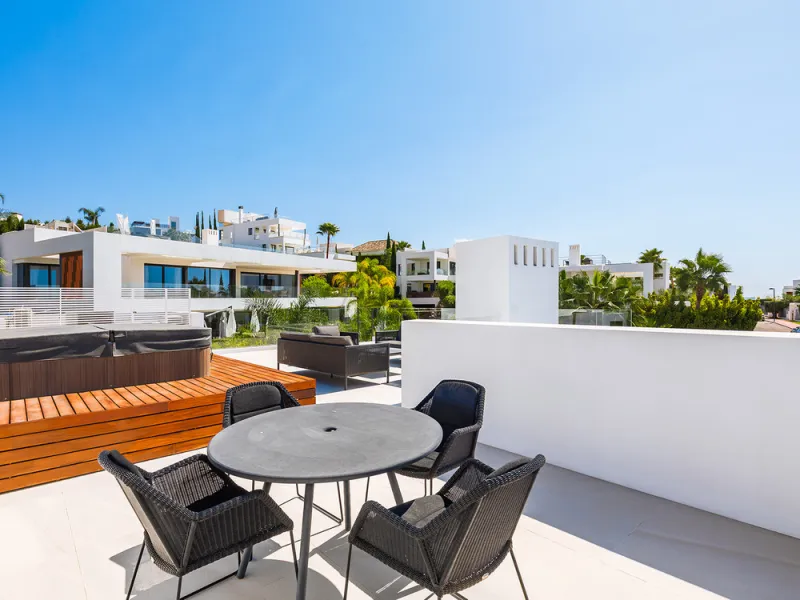 House - Detached Villa в продаже в Marbella, Málaga. В доме 7 спален и 6 ванных комнат. Площадь дома 913 м². Площадь участка 1070 м²