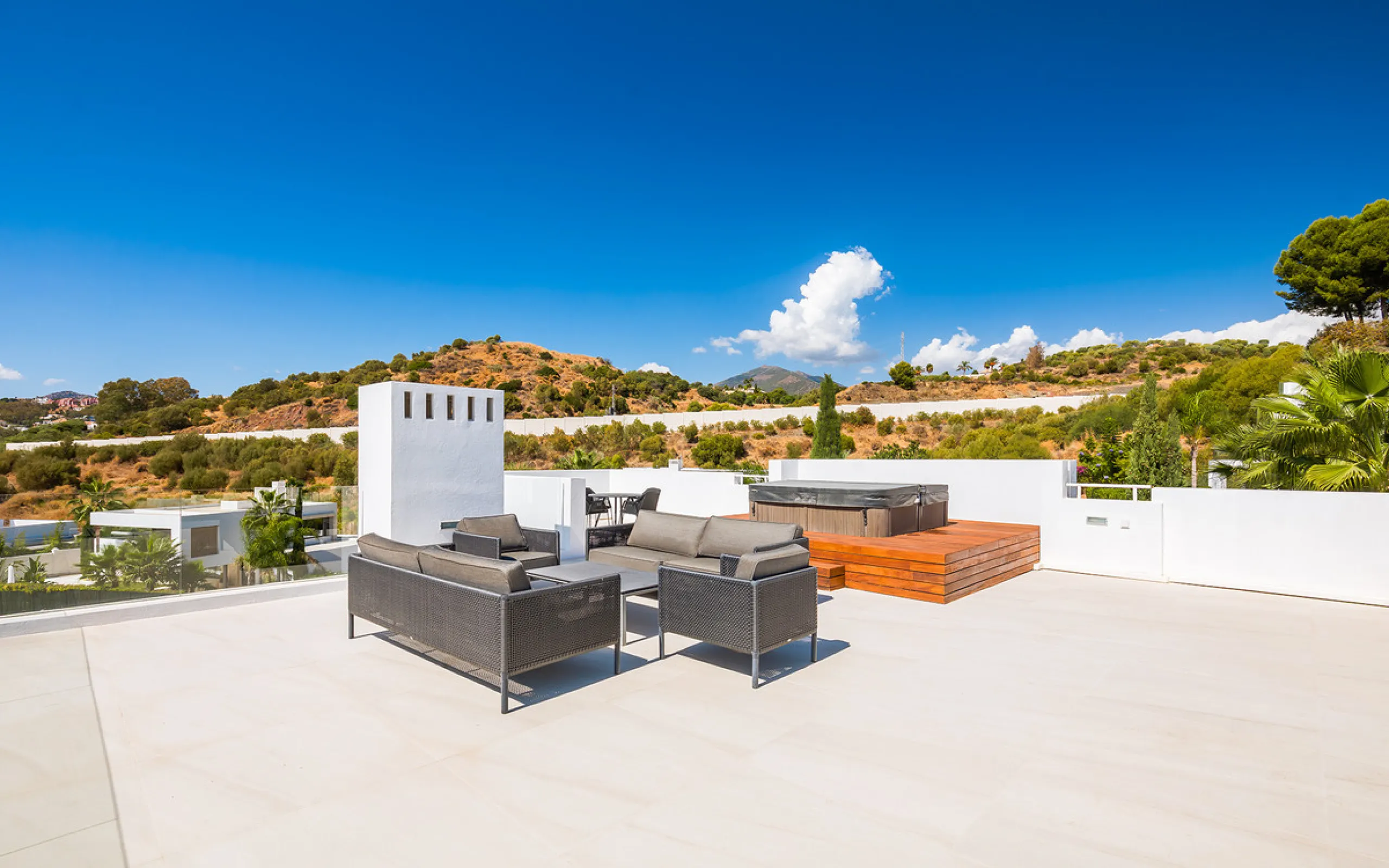 House - Detached Villa в продаже в Marbella, Málaga. В доме 7 спален и 6 ванных комнат. Площадь дома 913 м². Площадь участка 1070 м²