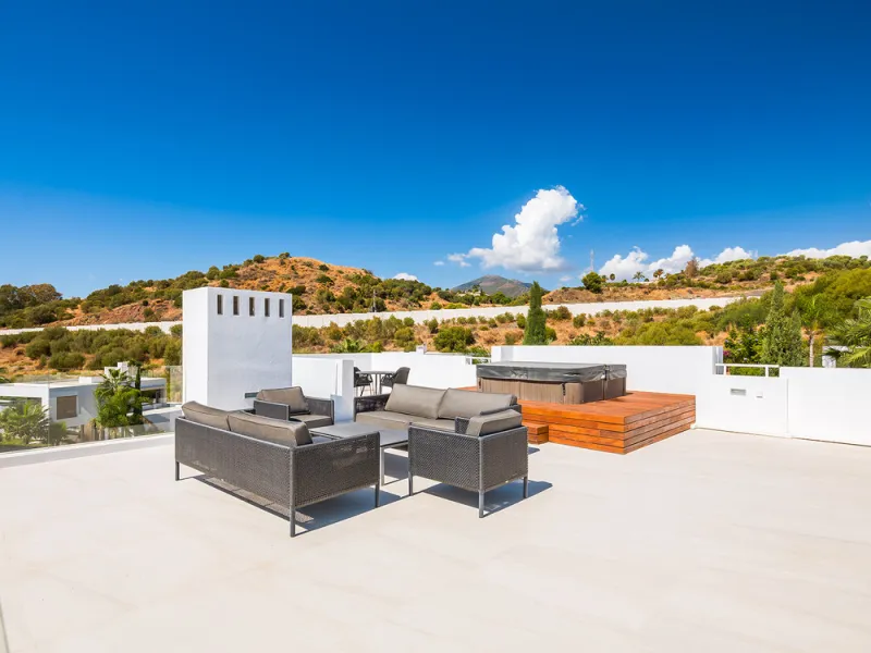 House - Detached Villa в продаже в Marbella, Málaga. В доме 7 спален и 6 ванных комнат. Площадь дома 913 м². Площадь участка 1070 м²