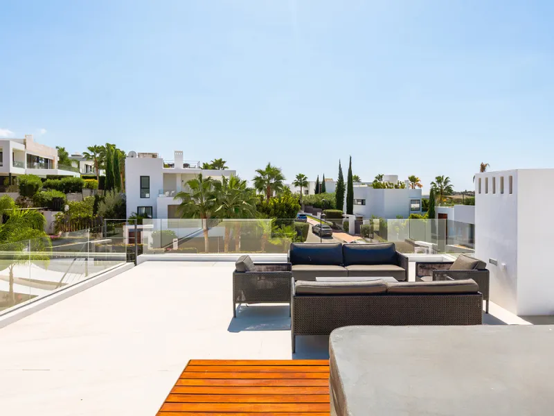 House - Detached Villa в продаже в Marbella, Málaga. В доме 7 спален и 6 ванных комнат. Площадь дома 913 м². Площадь участка 1070 м²