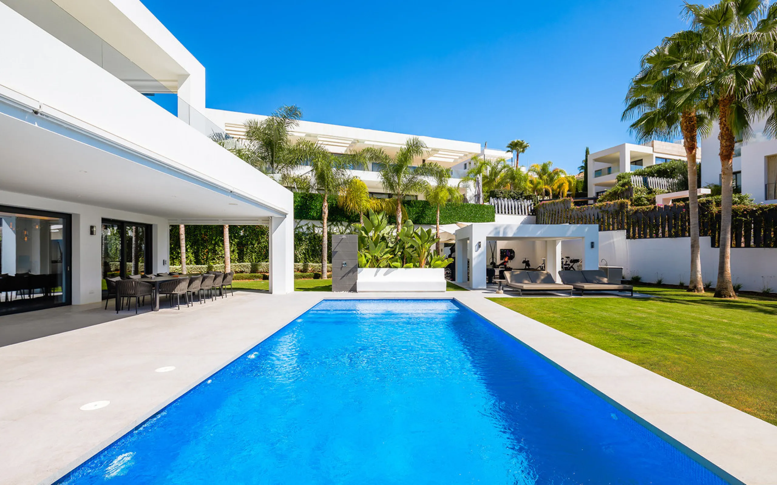 House - Detached Villa в продаже в Marbella, Málaga. В доме 7 спален и 6 ванных комнат. Площадь дома 913 м². Площадь участка 1070 м²