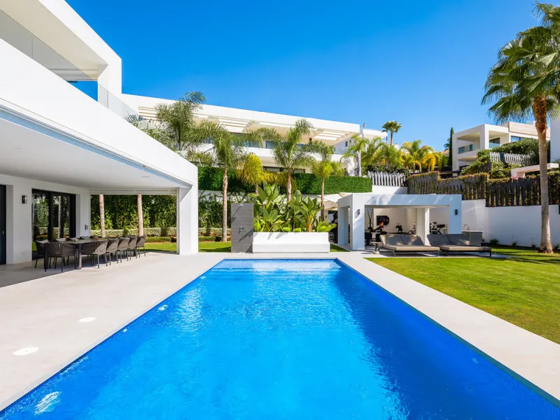 House - Detached Villa в продаже в Marbella, Málaga. В доме 7 спален и 6 ванных комнат. Площадь дома 913 м². Площадь участка 1070 м²