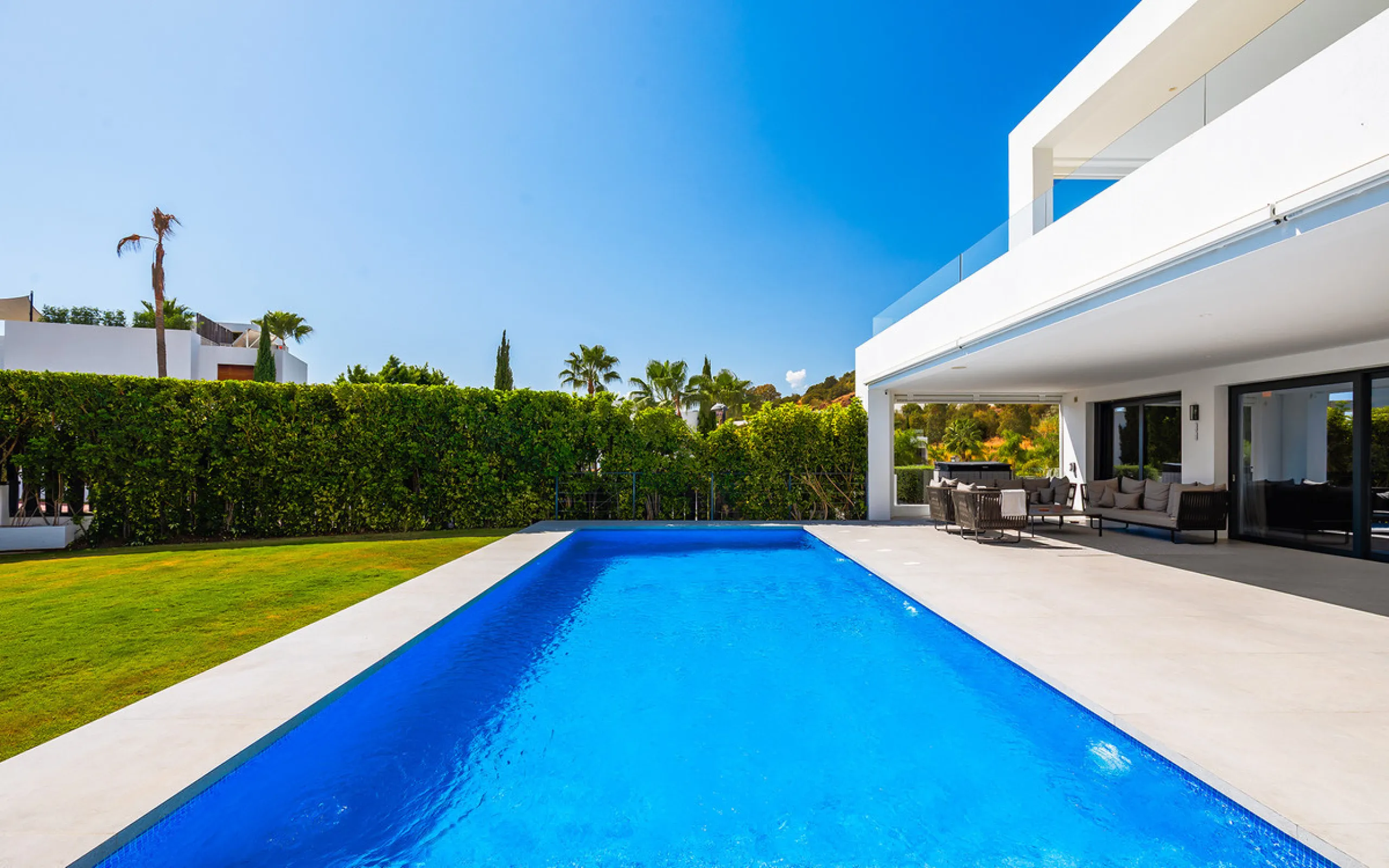 House - Detached Villa в продаже в Marbella, Málaga. В доме 7 спален и 6 ванных комнат. Площадь дома 913 м². Площадь участка 1070 м²