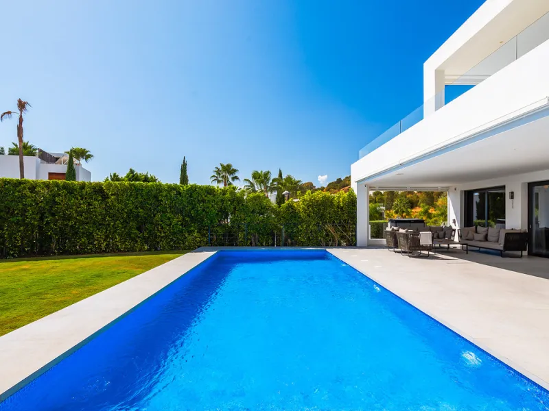 House - Detached Villa в продаже в Marbella, Málaga. В доме 7 спален и 6 ванных комнат. Площадь дома 913 м². Площадь участка 1070 м²