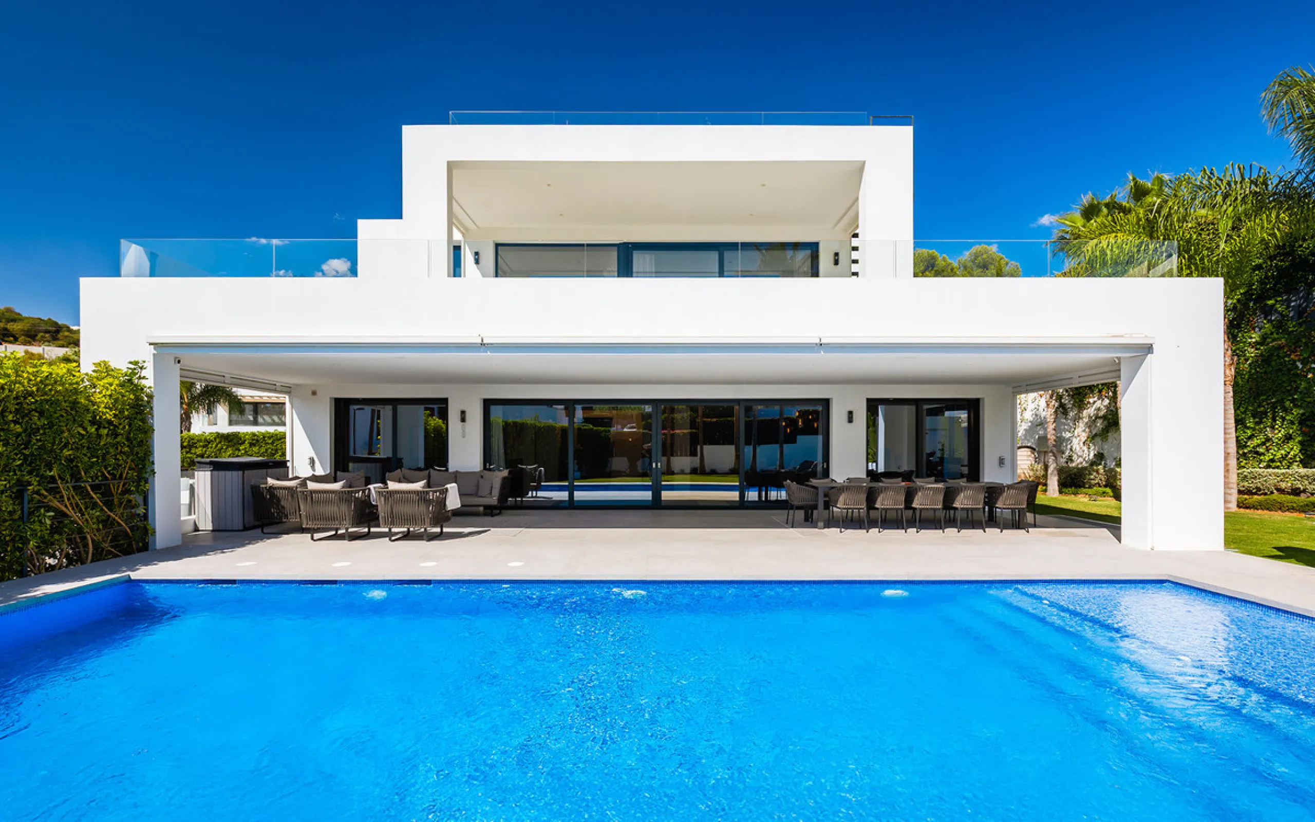 House - Detached Villa в продаже в Marbella, Málaga. В доме 7 спален и 6 ванных комнат. Площадь дома 913 м². Площадь участка 1070 м²