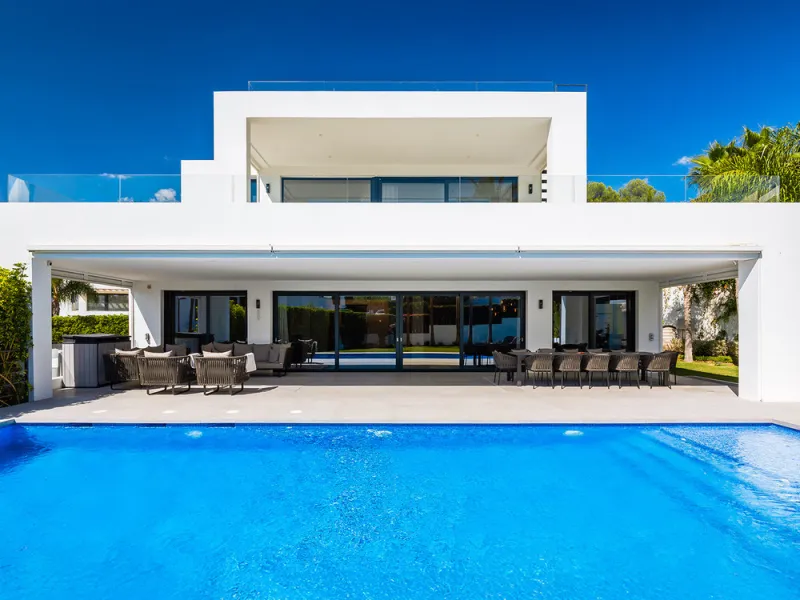 House - Detached Villa в продаже в Marbella, Málaga. В доме 7 спален и 6 ванных комнат. Площадь дома 913 м². Площадь участка 1070 м²