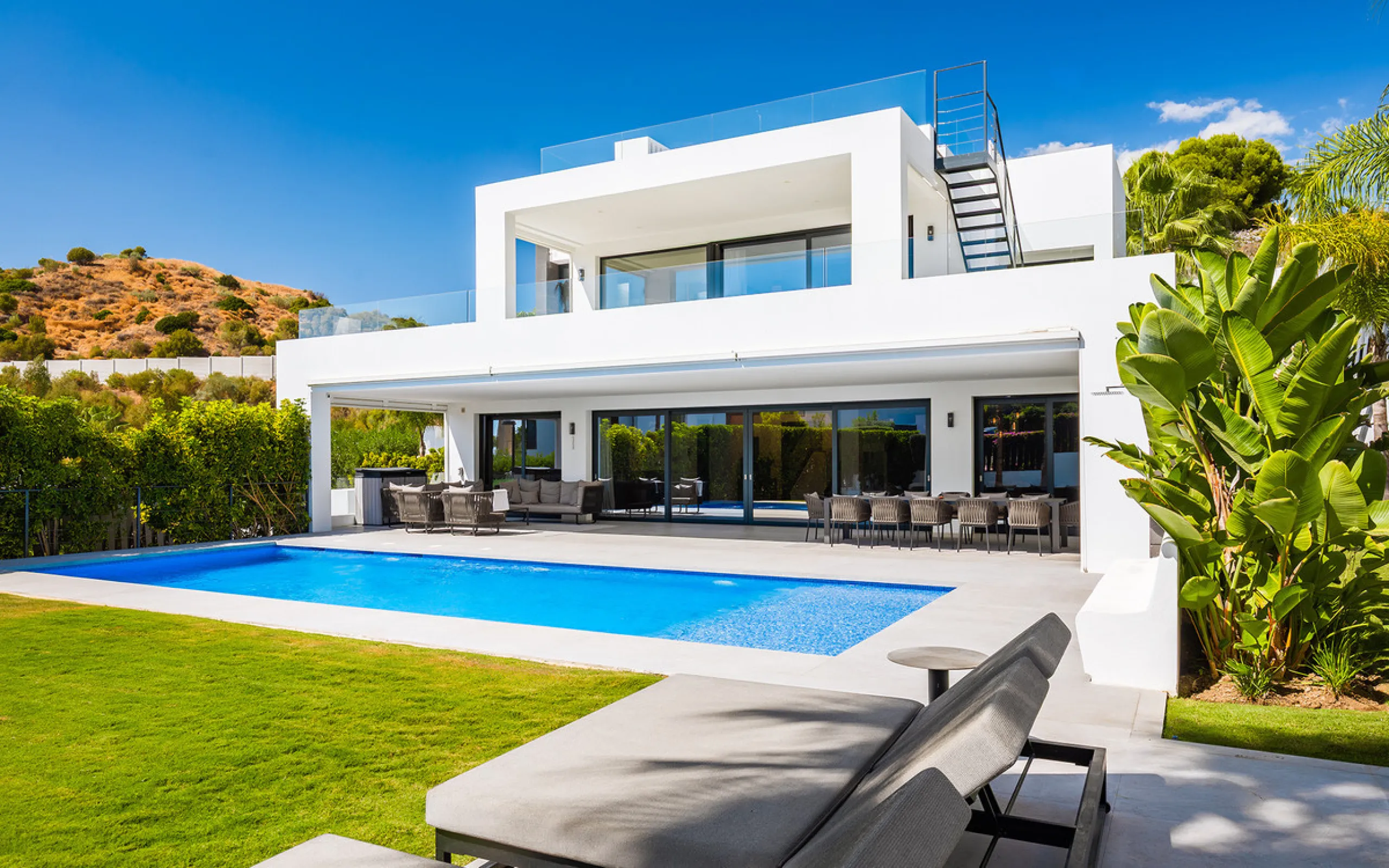 House - Detached Villa в продаже в Marbella, Málaga. В доме 7 спален и 6 ванных комнат. Площадь дома 913 м². Площадь участка 1070 м²