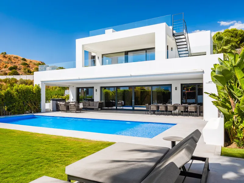 House - Detached Villa в продаже в Marbella, Málaga. В доме 7 спален и 6 ванных комнат. Площадь дома 913 м². Площадь участка 1070 м²