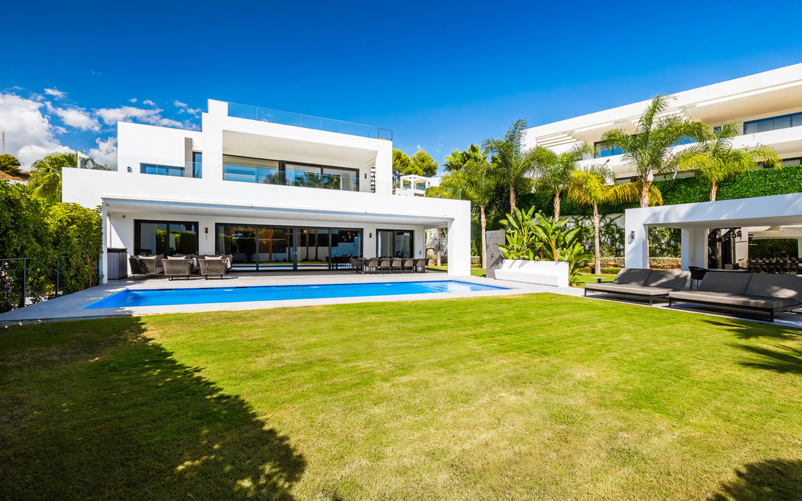 House - Detached Villa в продаже в Marbella, Málaga. В доме 7 спален и 6 ванных комнат. Площадь дома 913 м². Площадь участка 1070 м²