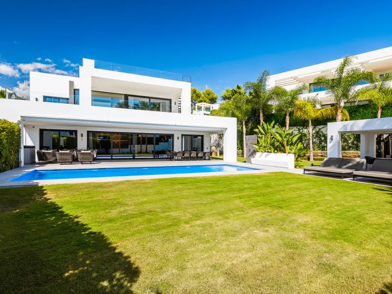House - Detached Villa в продаже в Marbella, Málaga. В доме 7 спален и 6 ванных комнат. Площадь дома 913 м². Площадь участка 1070 м²
