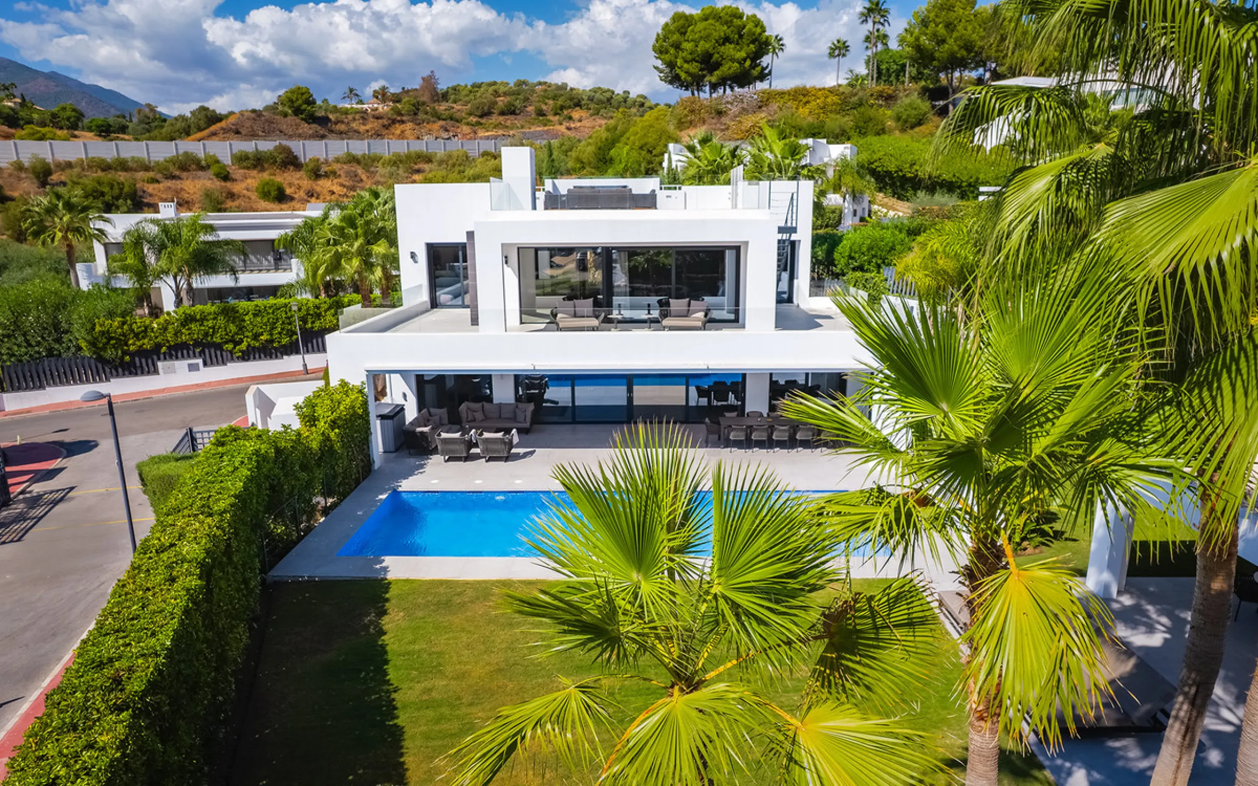 House - Detached Villa в продаже в Marbella, Málaga. В доме 7 спален и 6 ванных комнат. Площадь дома 913 м². Площадь участка 1070 м²