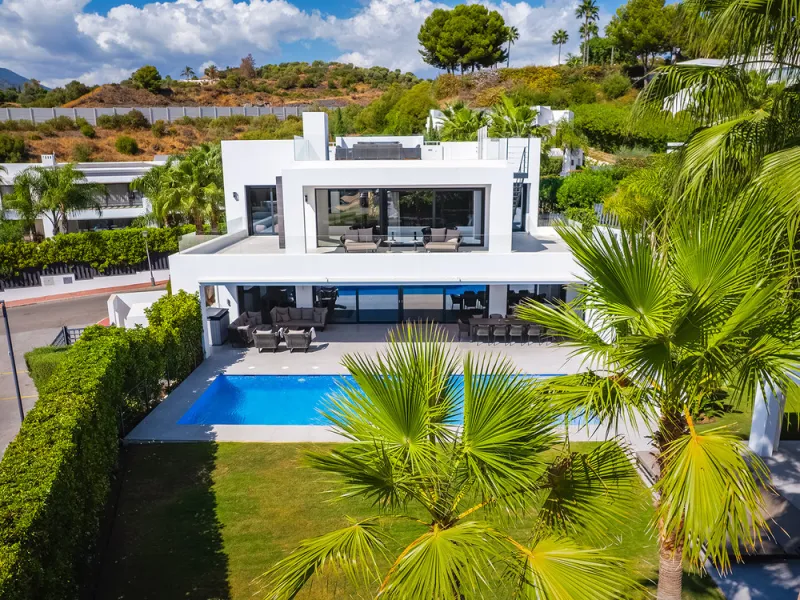 House - Detached Villa в продаже в Marbella, Málaga. В доме 7 спален и 6 ванных комнат. Площадь дома 913 м². Площадь участка 1070 м²