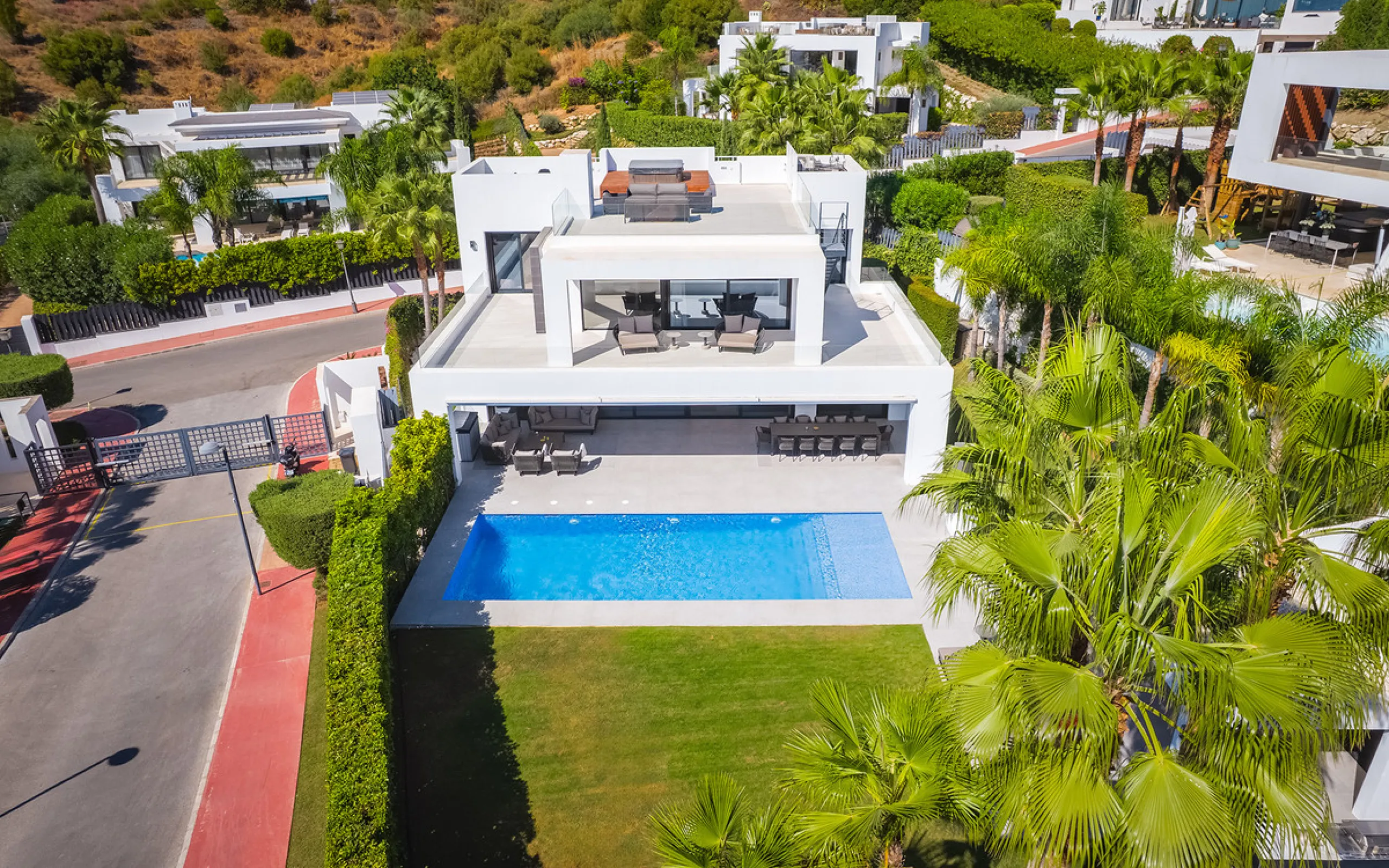 House - Detached Villa в продаже в Marbella, Málaga. В доме 7 спален и 6 ванных комнат. Площадь дома 913 м². Площадь участка 1070 м²
