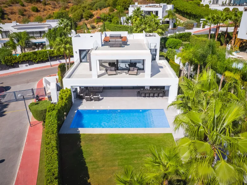 House - Detached Villa в продаже в Marbella, Málaga. В доме 7 спален и 6 ванных комнат. Площадь дома 913 м². Площадь участка 1070 м²