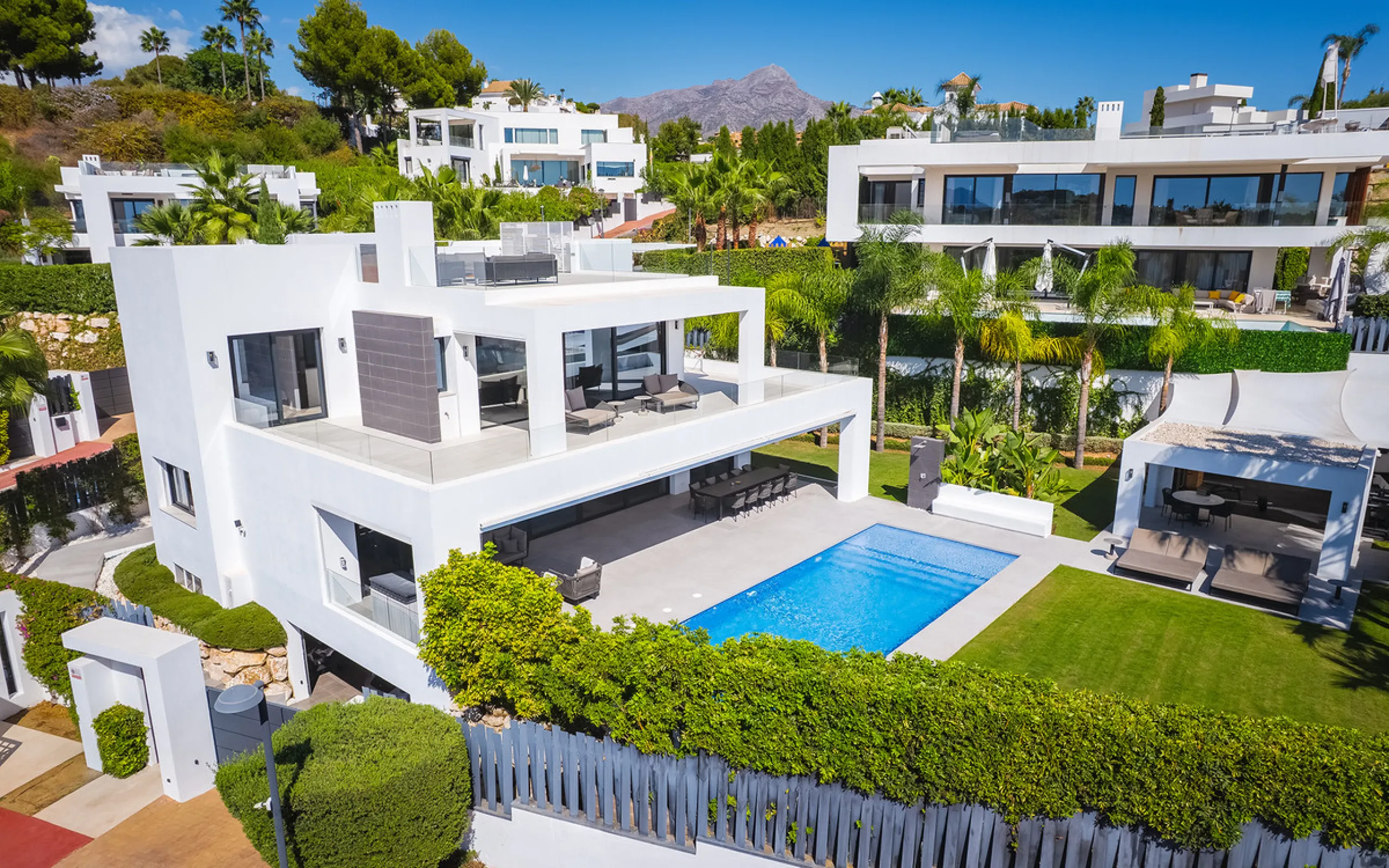 House - Detached Villa в продаже в Marbella, Málaga. В доме 7 спален и 6 ванных комнат. Площадь дома 913 м². Площадь участка 1070 м²
