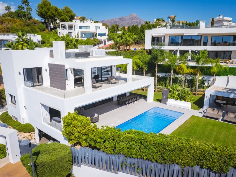 House - Detached Villa в продаже в Marbella, Málaga. В доме 7 спален и 6 ванных комнат. Площадь дома 913 м². Площадь участка 1070 м²