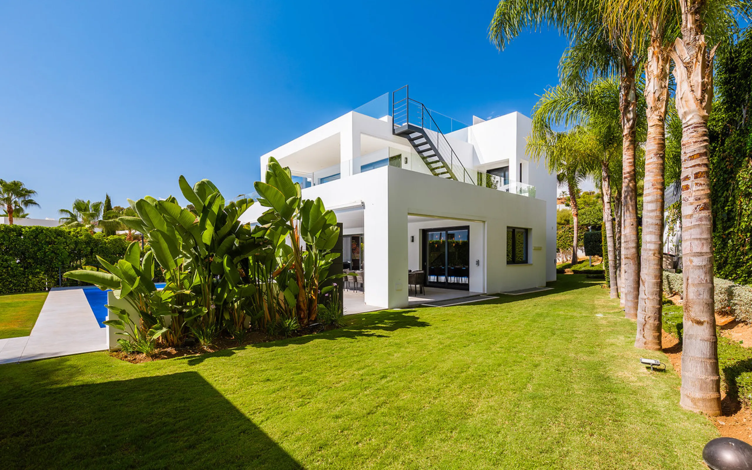 House - Detached Villa в продаже в Marbella, Málaga. В доме 7 спален и 6 ванных комнат. Площадь дома 913 м². Площадь участка 1070 м²