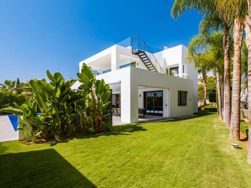 House - Detached Villa в продаже в Marbella, Málaga. В доме 7 спален и 6 ванных комнат. Площадь дома 913 м². Площадь участка 1070 м²