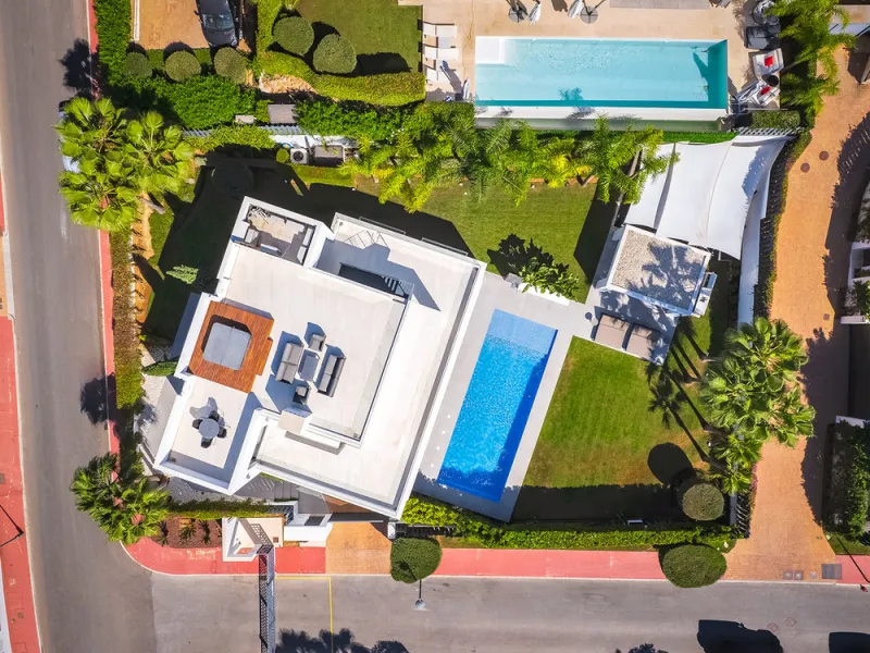 House - Detached Villa в продаже в Marbella, Málaga. В доме 7 спален и 6 ванных комнат. Площадь дома 913 м². Площадь участка 1070 м²