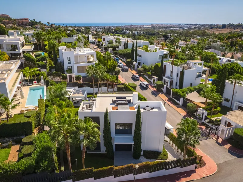 House - Detached Villa в продаже в Marbella, Málaga. В доме 7 спален и 6 ванных комнат. Площадь дома 913 м². Площадь участка 1070 м²