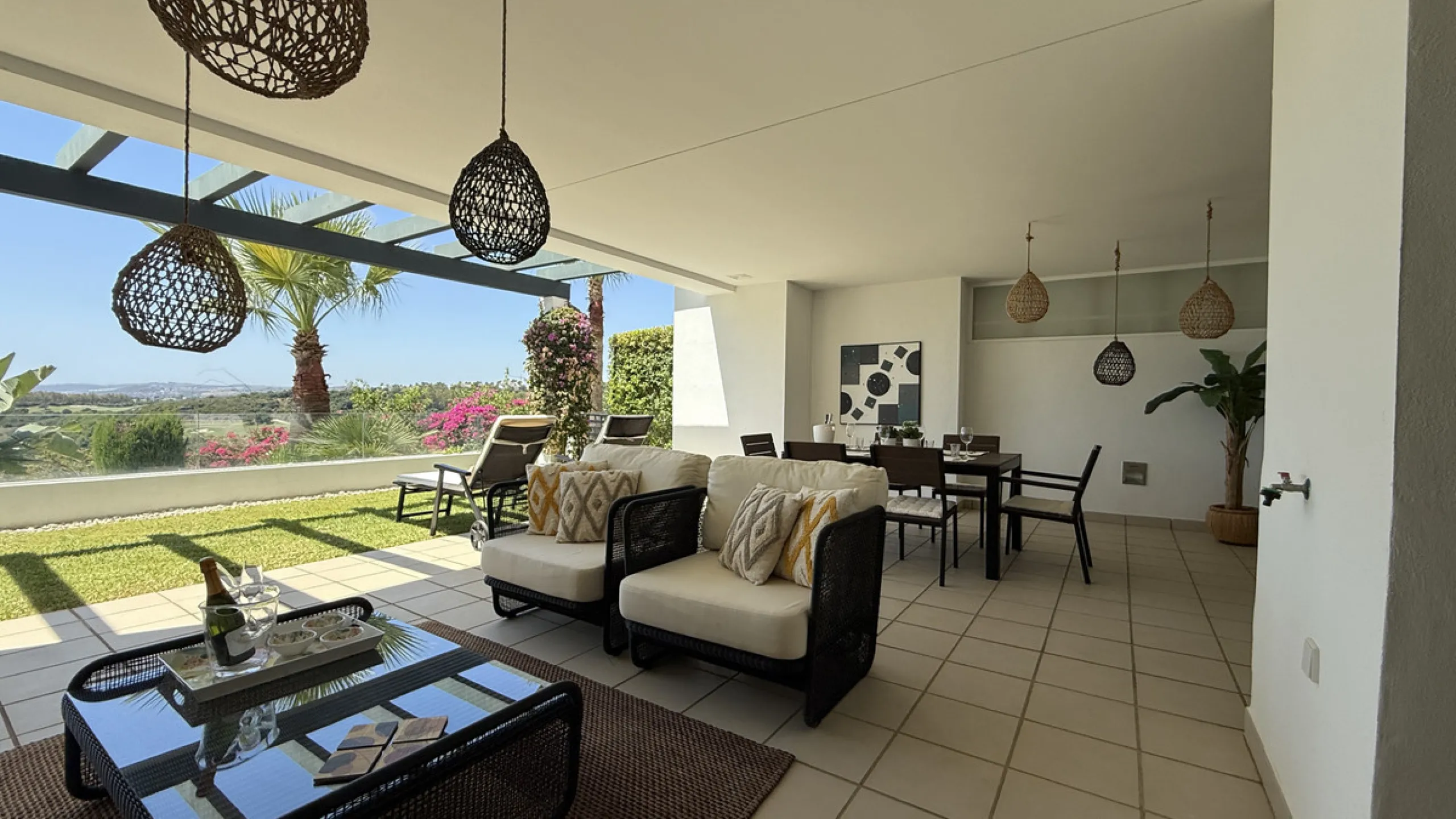 Diese elegante Erdgeschosswohnung liegt in der exklusiven Wohnanlage Terrazas de Cortesin, mitten im weltbekannten Finca Cortesin Golf Resort in Casares. Bekannt für seinen Meisterschaftsgolfplatz (Austragungsort des Solheim Cups 2023)