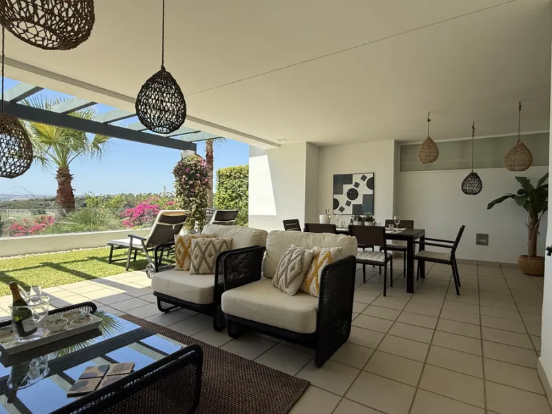 Diese elegante Erdgeschosswohnung liegt in der exklusiven Wohnanlage Terrazas de Cortesin, mitten im weltbekannten Finca Cortesin Golf Resort in Casares. Bekannt für seinen Meisterschaftsgolfplatz (Austragungsort des Solheim Cups 2023)