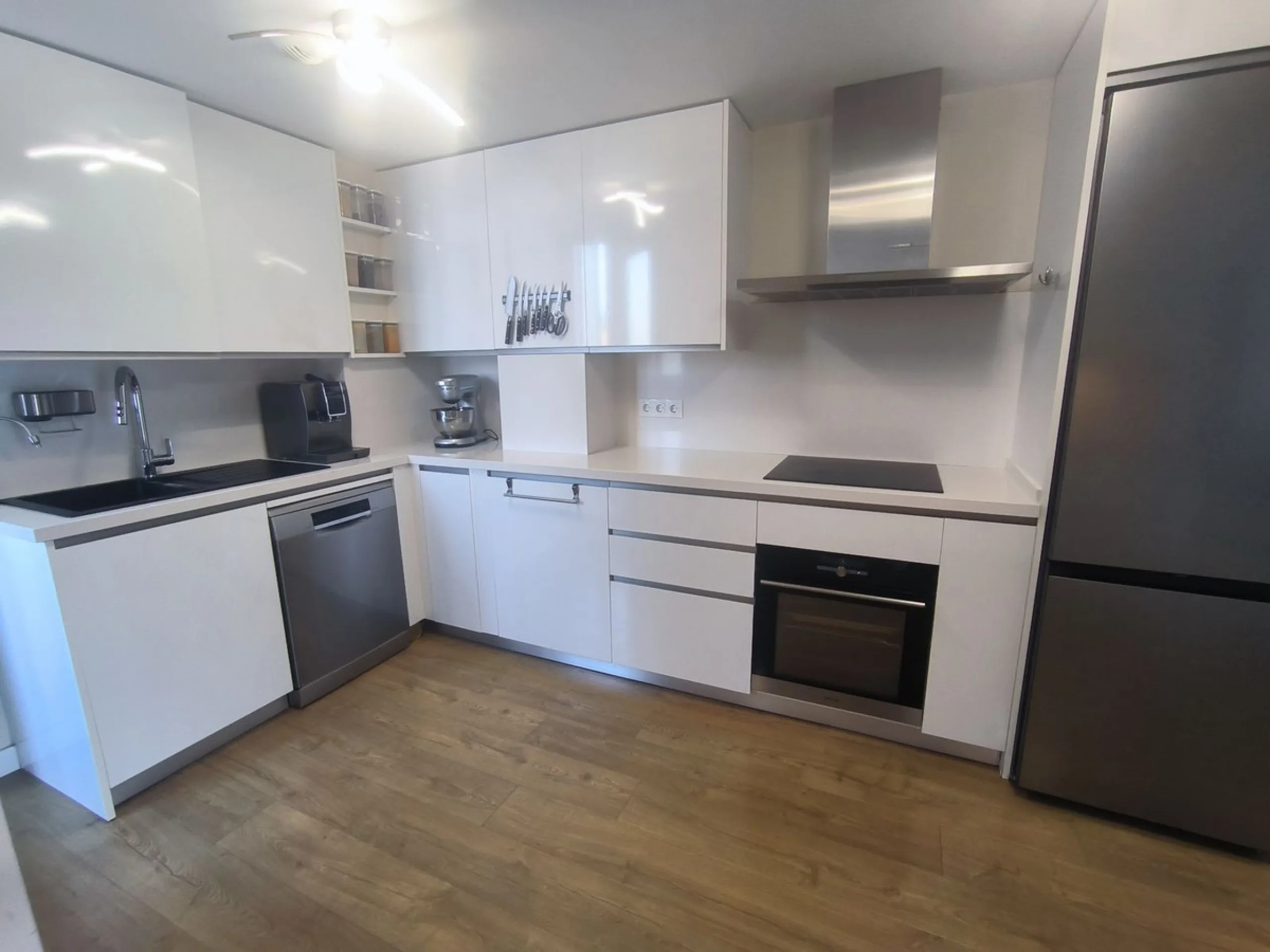 Modern Penthouse with Panoramic Views, Private Solarium and EV Charging – Estepona Center