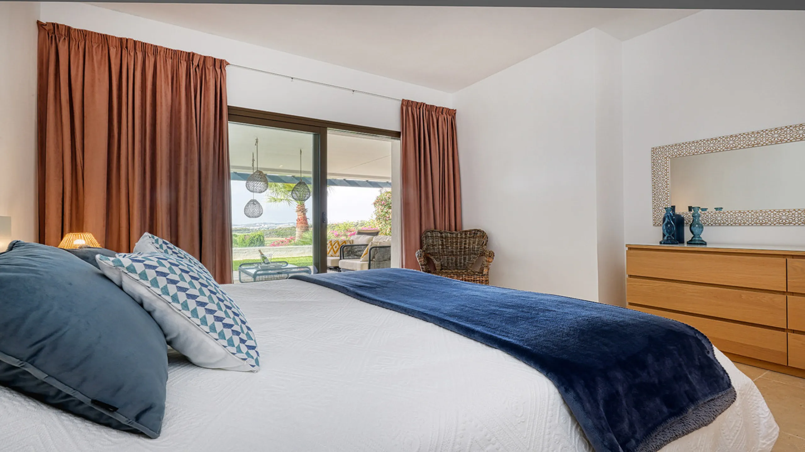Diese elegante Erdgeschosswohnung liegt in der exklusiven Wohnanlage Terrazas de Cortesin, mitten im weltbekannten Finca Cortesin Golf Resort in Casares. Bekannt für seinen Meisterschaftsgolfplatz (Austragungsort des Solheim Cups 2023)