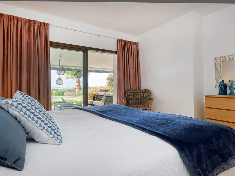 Diese elegante Erdgeschosswohnung liegt in der exklusiven Wohnanlage Terrazas de Cortesin, mitten im weltbekannten Finca Cortesin Golf Resort in Casares. Bekannt für seinen Meisterschaftsgolfplatz (Austragungsort des Solheim Cups 2023)