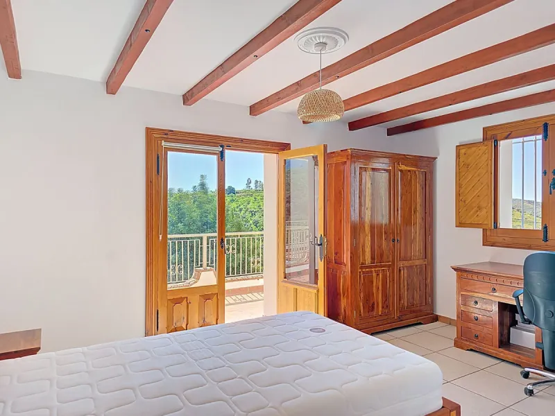 Architect-Designed Masterpiece with Unrivalled Build Quality and Breathtaking Mountain Views
