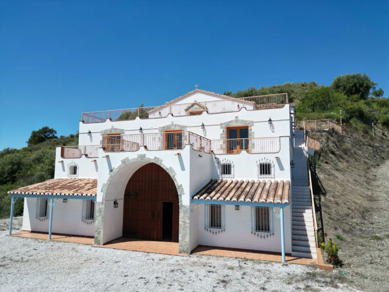 Architect-Designed Masterpiece with Unrivalled Build Quality and Breathtaking Mountain Views